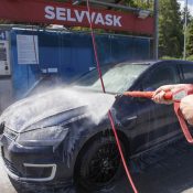 Vasker bilen med solvarmet vann